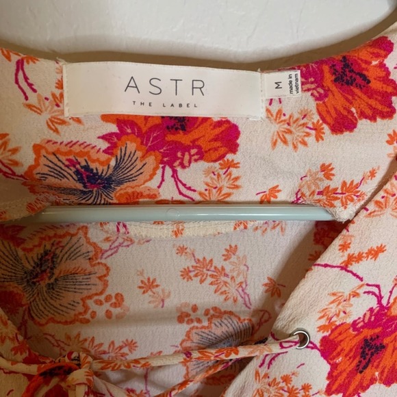 ASTR The Label | Hibiscus Floral Short Sleeve Shift Dress Sz Medium 100% Viscose - Picture 4 of 8